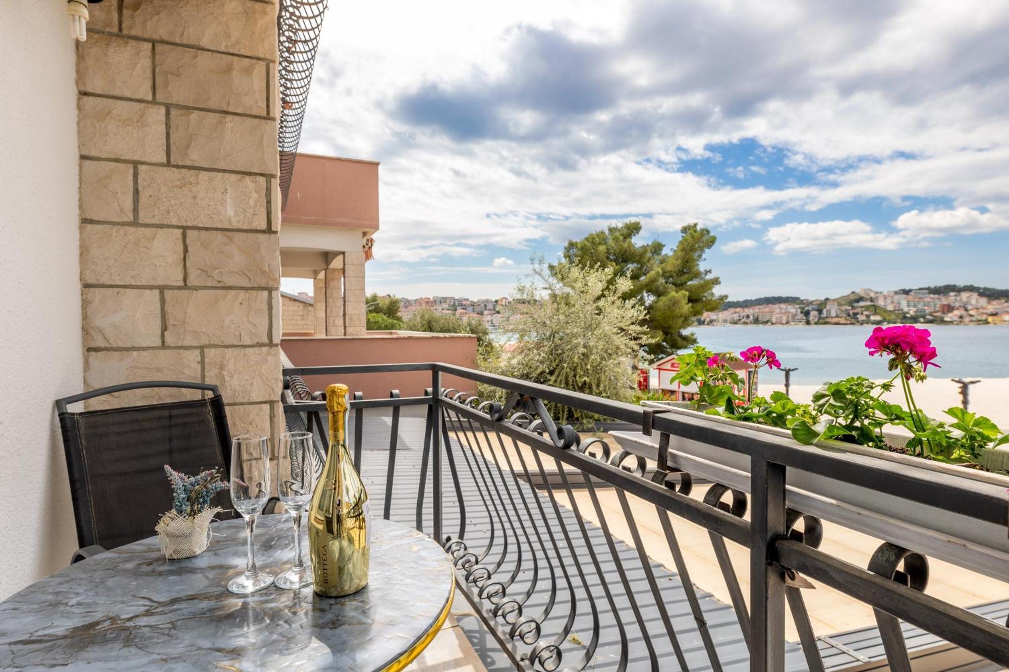 Villa Okruk-10 Meters Away From The Beach Okrug Gornji Luaran gambar