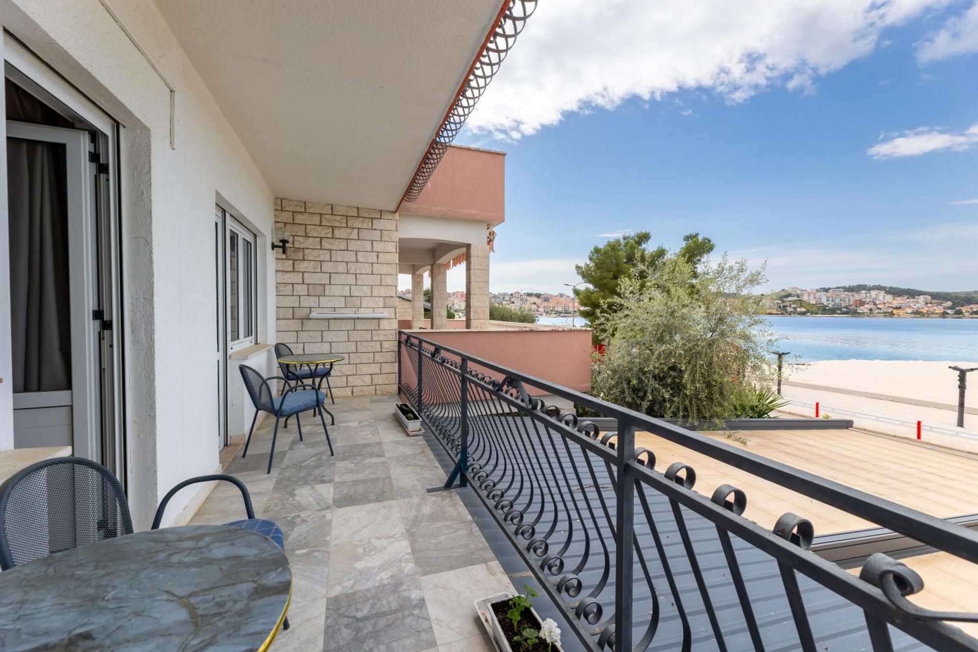 Villa Okruk-10 Meters Away From The Beach Okrug Gornji Luaran gambar